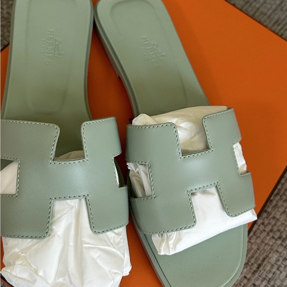 NEW HERMÈS Vert D'eau Calfskin Oran Sandals - Picture 6 of 14